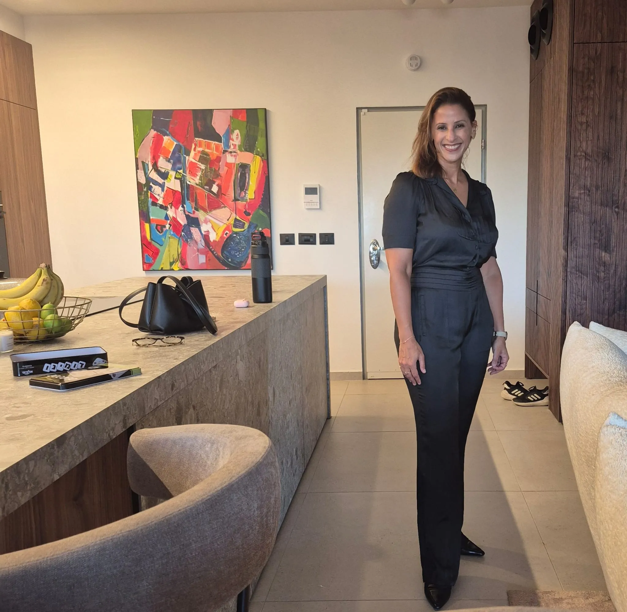 Hila Goren at home with her Paula Harmsen painting